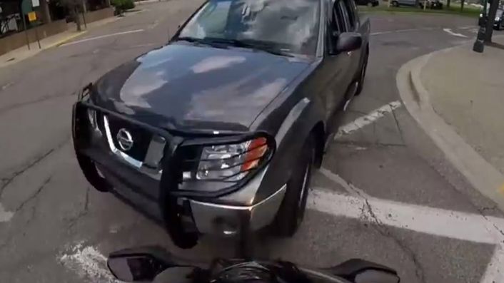 Pickup idzie na czołówkę z motocyklem 1