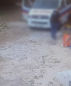 "Potraktowali go jak śmiecia". Załoga karetki porzuciła bezdomnego przy drodze