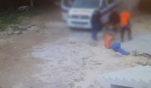 "Potraktowali go jak śmiecia". Załoga karetki porzuciła bezdomnego przy drodze