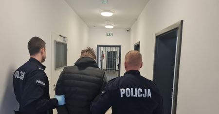 Poszukiwany 27-latek chodził z kosą po posesji – sąsiedzi wezwali policję