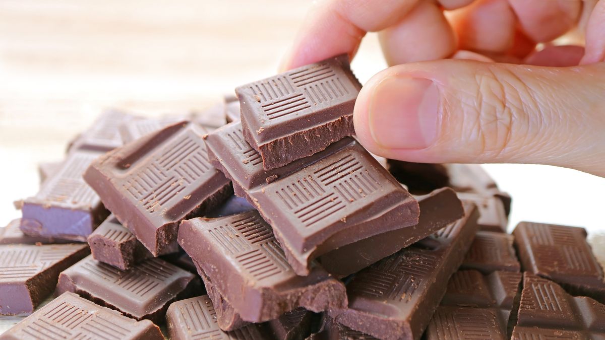 Closeup Man's Hand Picking A Chocolate Chunk From The Pile
Photo taken in Bangkok, Thailand
Sawassakorn Muttapraprut / EyeEm
pile, dessert, block, cocoa, cube, mouthwatering, square, sweets, sweet, piece