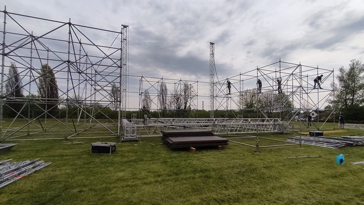 Montaż sceny na terenach zielonych Politechniki Lubelskiej - Juwenalia 2023