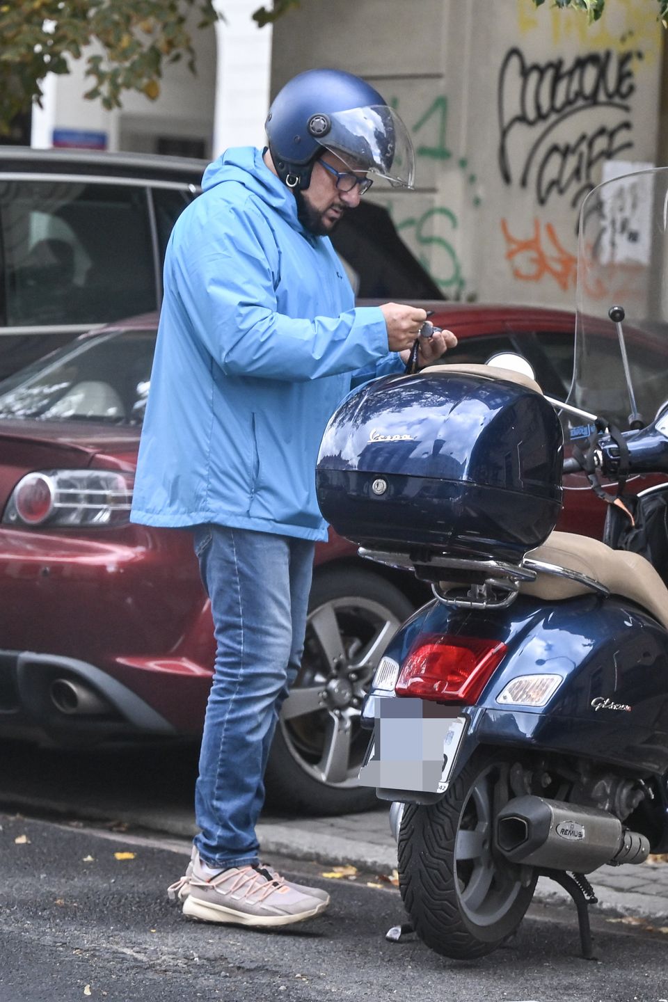 Piotr Gąsowski jedzie skuterem po pasie dla rowerów