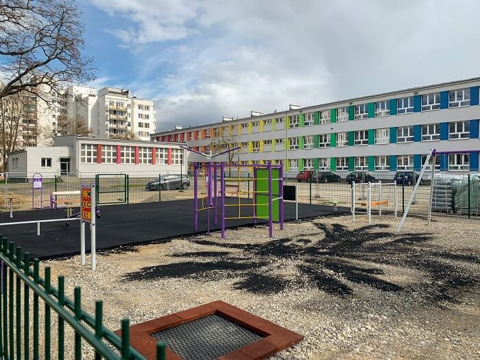 Na terenie Szkoły Podstawowej nr 57 powstaje nowy plac zabaw