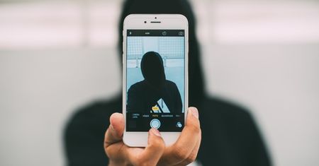 Ponad 100 iPhone'ów przyczepionych do ciała - wpadka przy próbie przemytu