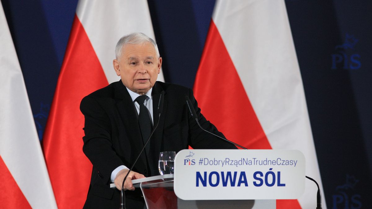 Nowa Sól, 04.12.2022. Prezes Prawa i Sprawiedliwości Jarosław Kaczyński podczas spotkania z mieszkańcami w Hotelu Nadodrzański Dwór w Nowej Soli, 4 bm. Prezes PiS kontynuuje objazd po kraju i spotkania z wyborcami. (jm) PAP/Lech Muszyński