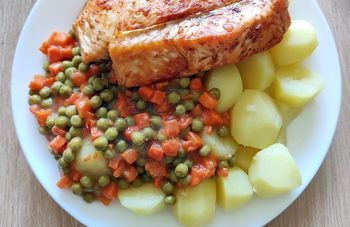 Marchewka z groszkiem. Najprostszy przepis na klasyczny dodatek