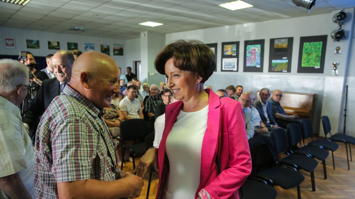 Bartoszyce, 17.07.2023. Minister rodziny i polityki społecznej Marlena Maląg (P) podczas spotkania z seniorami i Kołami Gospodyń Wiejskich w Młodzieżowym Domu Kultury w Bartoszycach, 17 bm. (ad) PAP/Tomasz Waszczuk