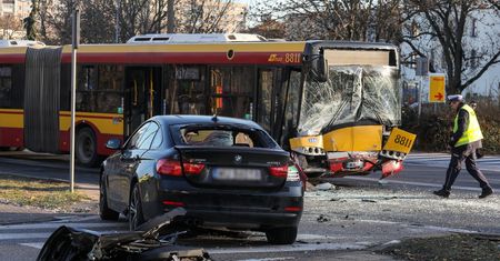 Potworny wypadek w Warszawie. BMW wjechało w autobus miejski