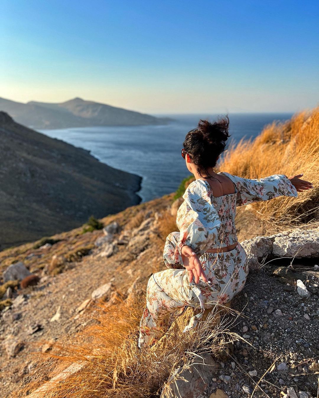 Katarzyna Cichopek pozuje w scenerii wyspy Leros