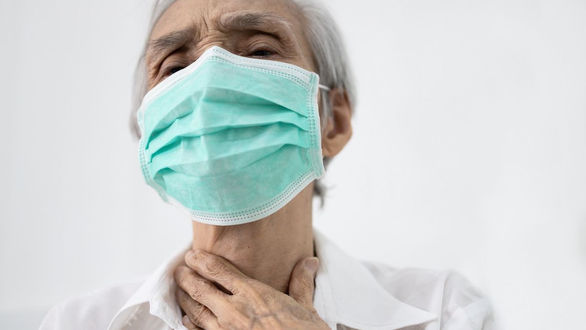 Chrypka, drapanie w gardle i zmiana barwy głosu mogą być jednymi z objawów towarzyszących COVID-19