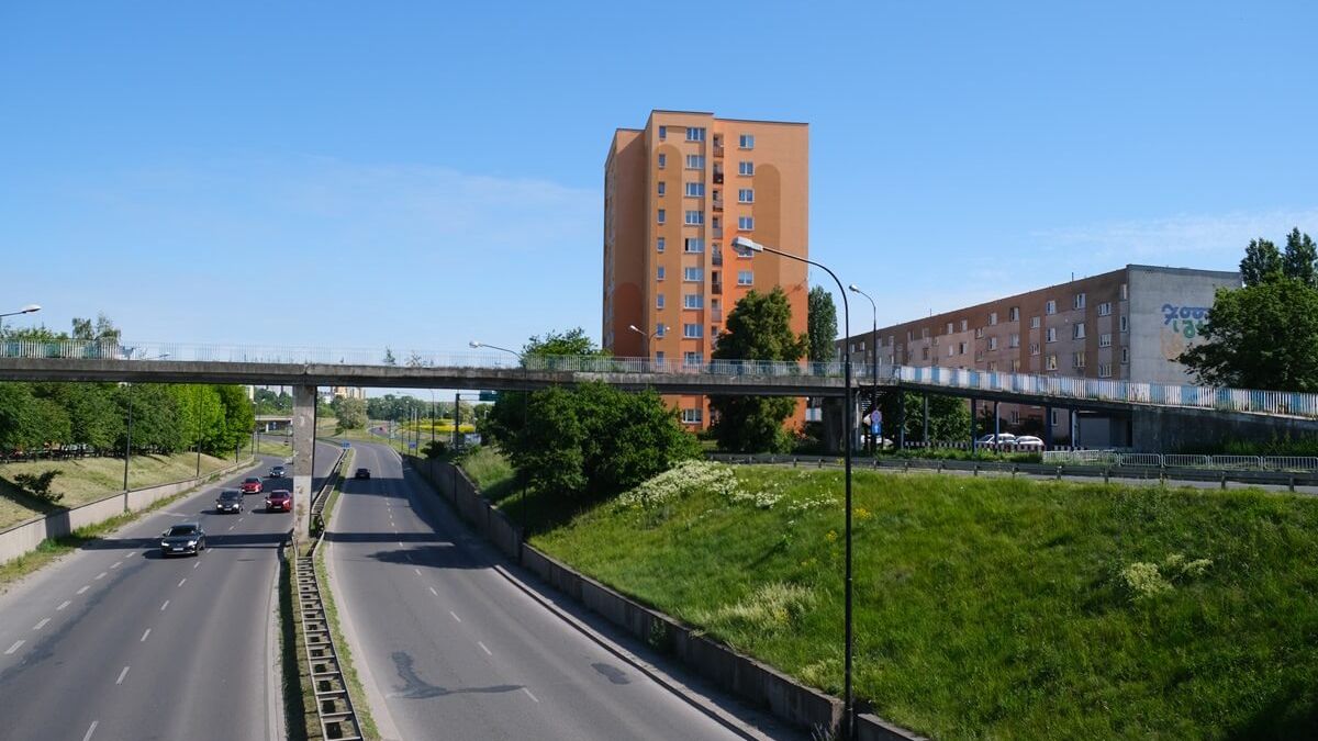 Wyłączona z użytku kładka nad al. Tysiąclecia