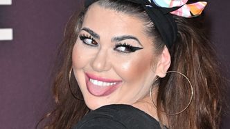 Iwona Węgrowska wdzięczy się do selfie, eksponując biust w neonowym bikini