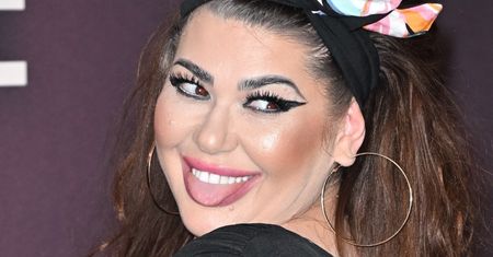 Iwona Węgrowska wdzięczy się do selfie, eksponując biust w neonowym bikini