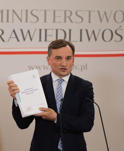 "O butelkę śliwowicy". Ziobro chce się założyć z Morawieckim