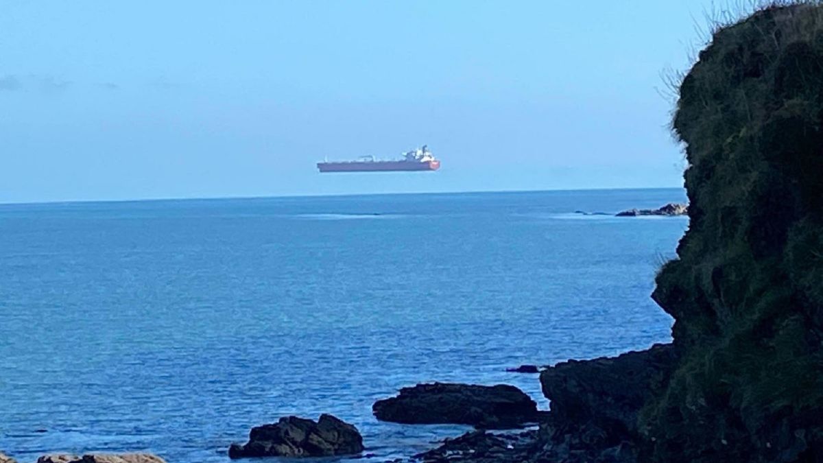 Zdjęcie dnia. Zaskakujący "latający" okręt u wybrzeży Wielkiej Brytanii 1