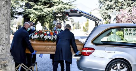 Koronawirus we Włoszech. Przerażające obrazki. Kościoły stały się kostnicami