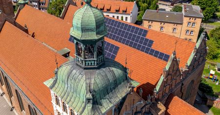 Ksiądz dostał mandat za fotowoltaikę na kościele. Trwa spór w Gdańsku