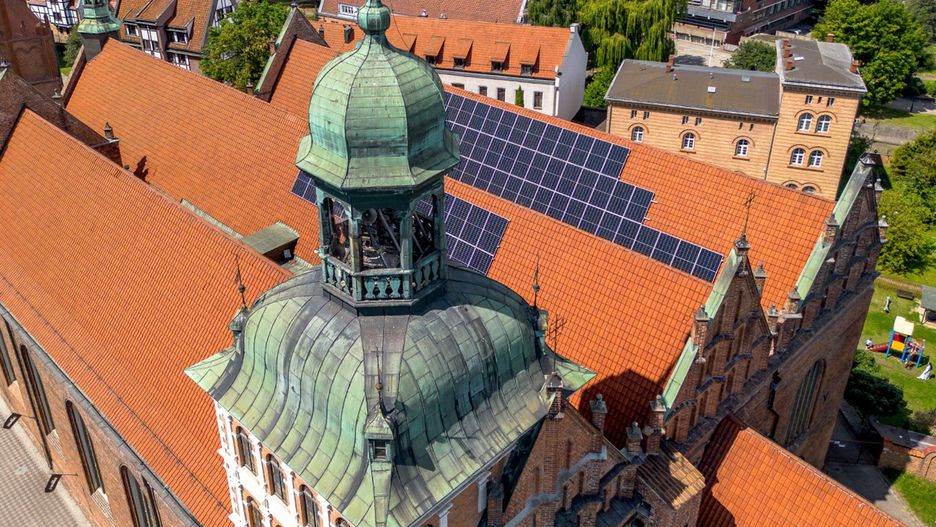 Spór o panele fotowoltaiczne na dachu bazyliki w Gdańsku trwa