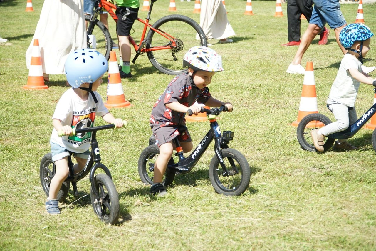 Mistrzostwa Kalisza na rowerkach biegowych. Mali cykliści ścigali się przy Wale Matejki