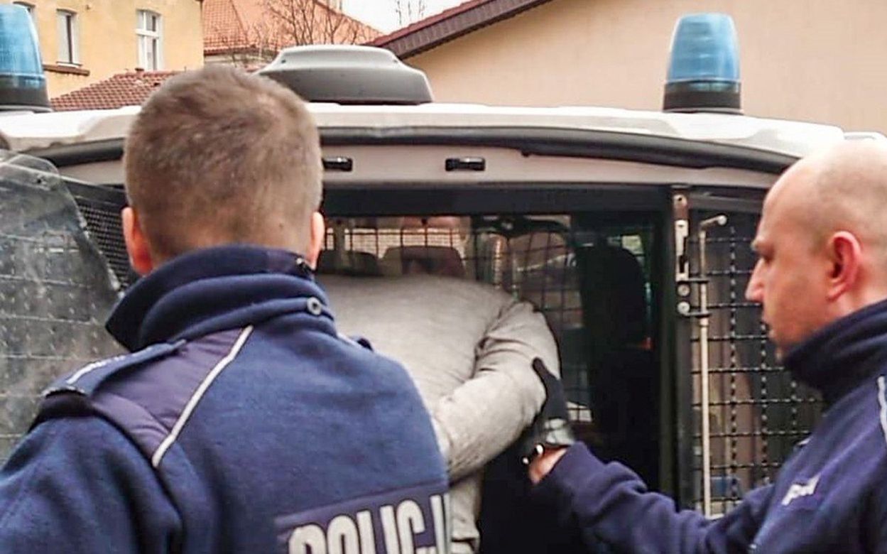 Atak na komendzie. Gruzin rzucił się na policjanta