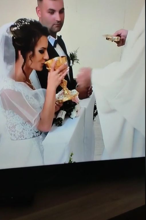 Panna młoda uraczyła się winem mszalnym podczas ślubu. Jej reakcja była BEZCENNA (WIDEO)