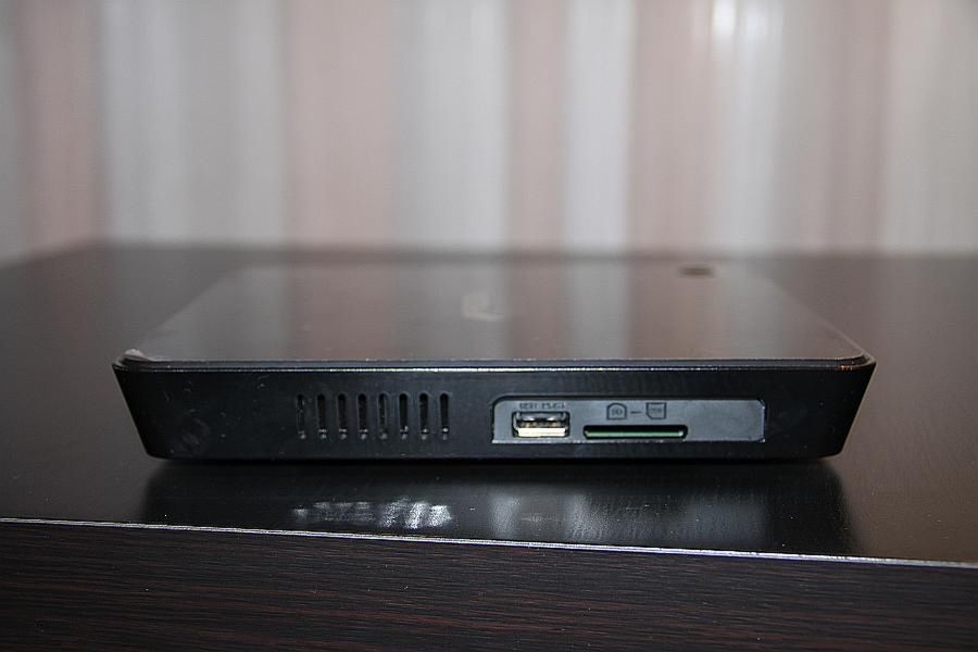 Złącze USB i czytnik kart z boku obudowy
