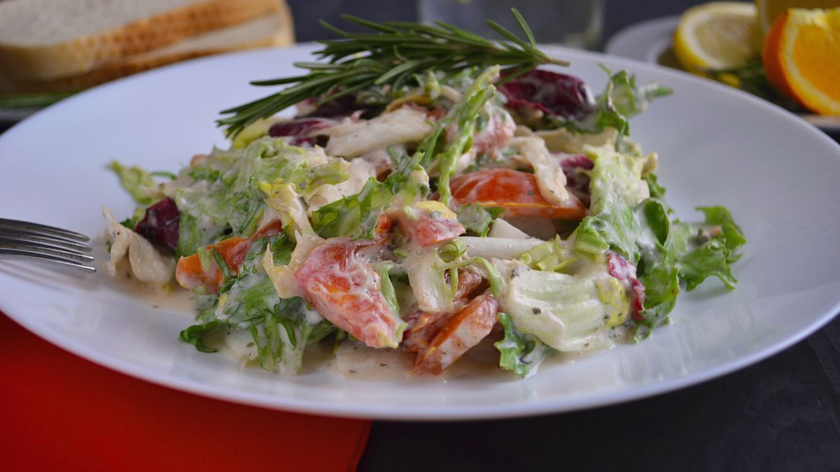 Surówka jest pełna świeżych i chrupiących warzyw