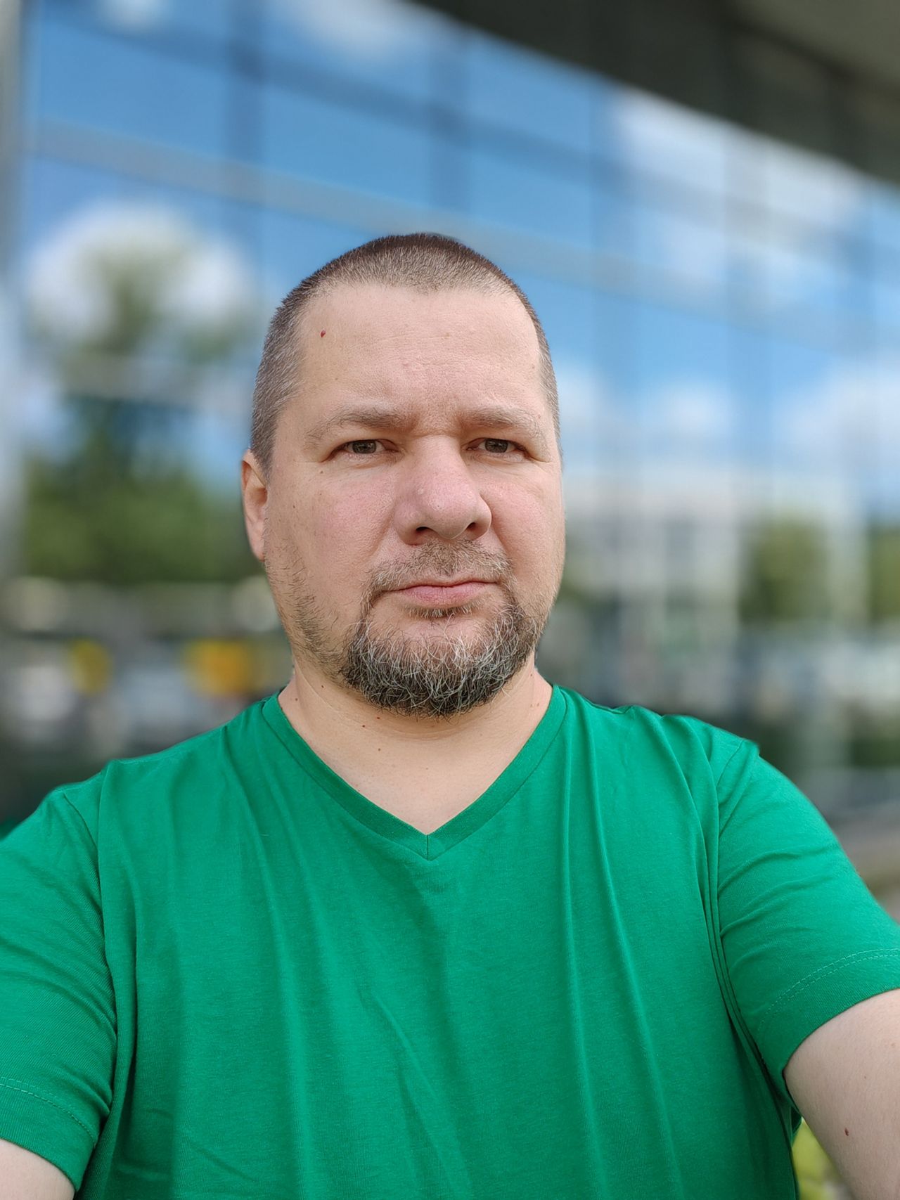 Zdjęcia z przedniej kamery w trybie portretowym z rozmytym tłem przy różnej odległości od obiektywu.