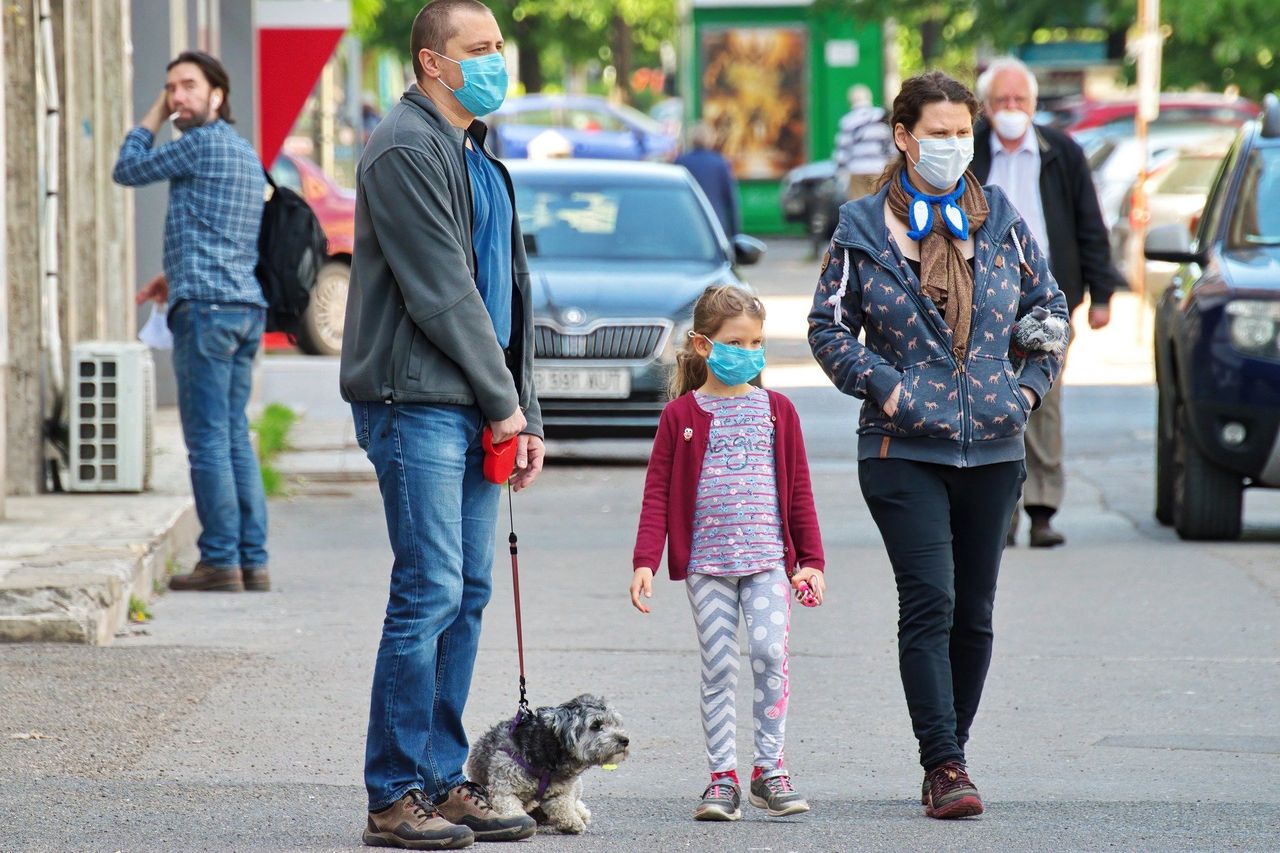 Żółta strefa od soboty. Zakrywanie nosa i ust w przestrzeni publicznej