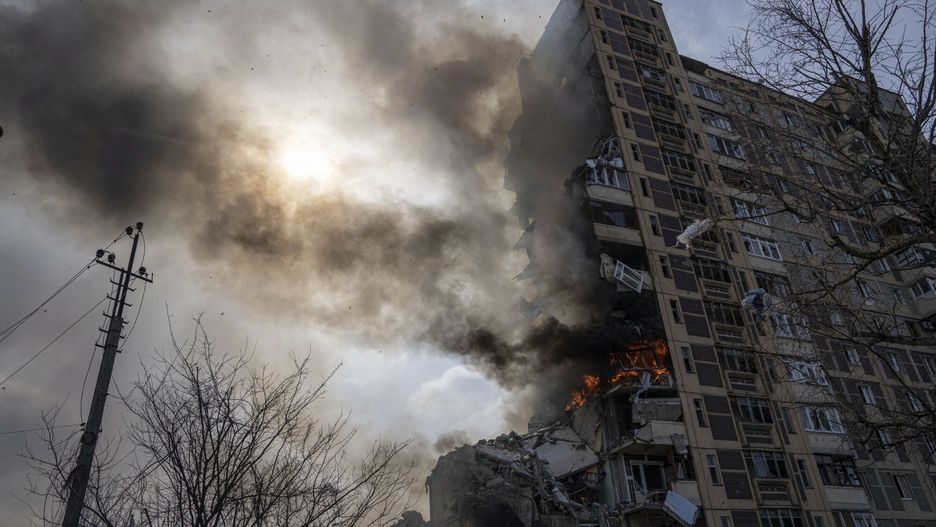 Ukraina - arch 2
A multi-store building burns after being attacked by Russian airstrike in Avdiivka, Ukraine, Friday, March 17, 2023. (AP Photo/Evgeniy Maloletka)
Evgeniy Maloletka