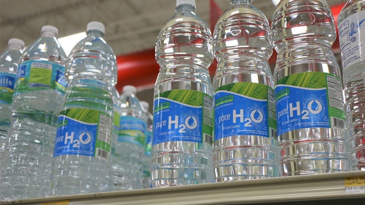 Wyjaśniamy, czy woda mineralna może się zepsuć.