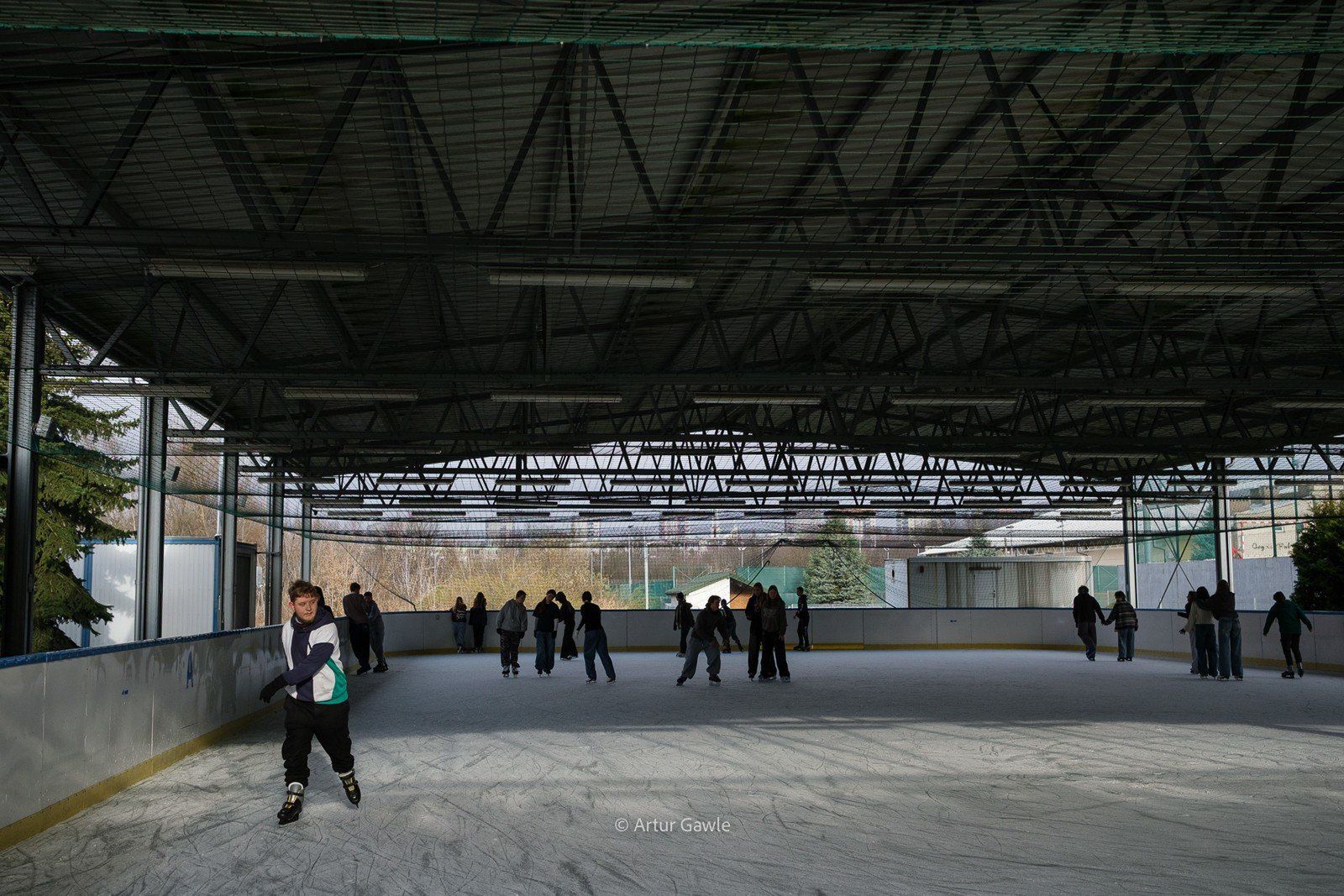 Na lodowisku przy ulicy Wojska Polskiego amatorów jazdy na łyżwach przybywa z godziny na godzinę
