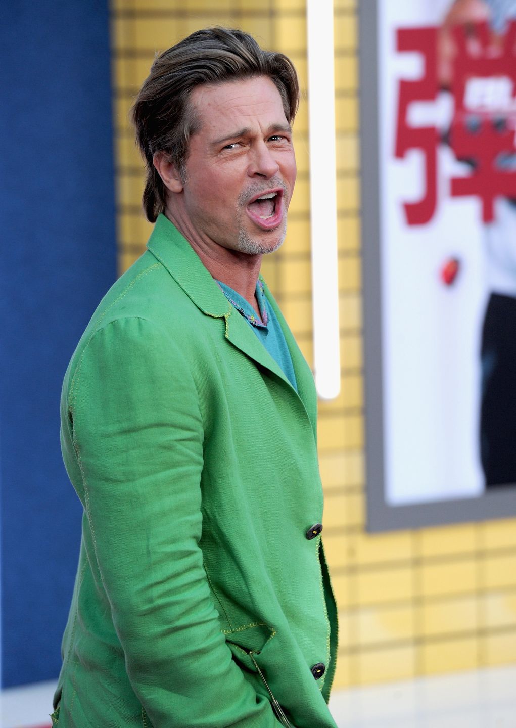 Brad Pitt emanuje nonszalancją w zielonym "garniaku"  premierze