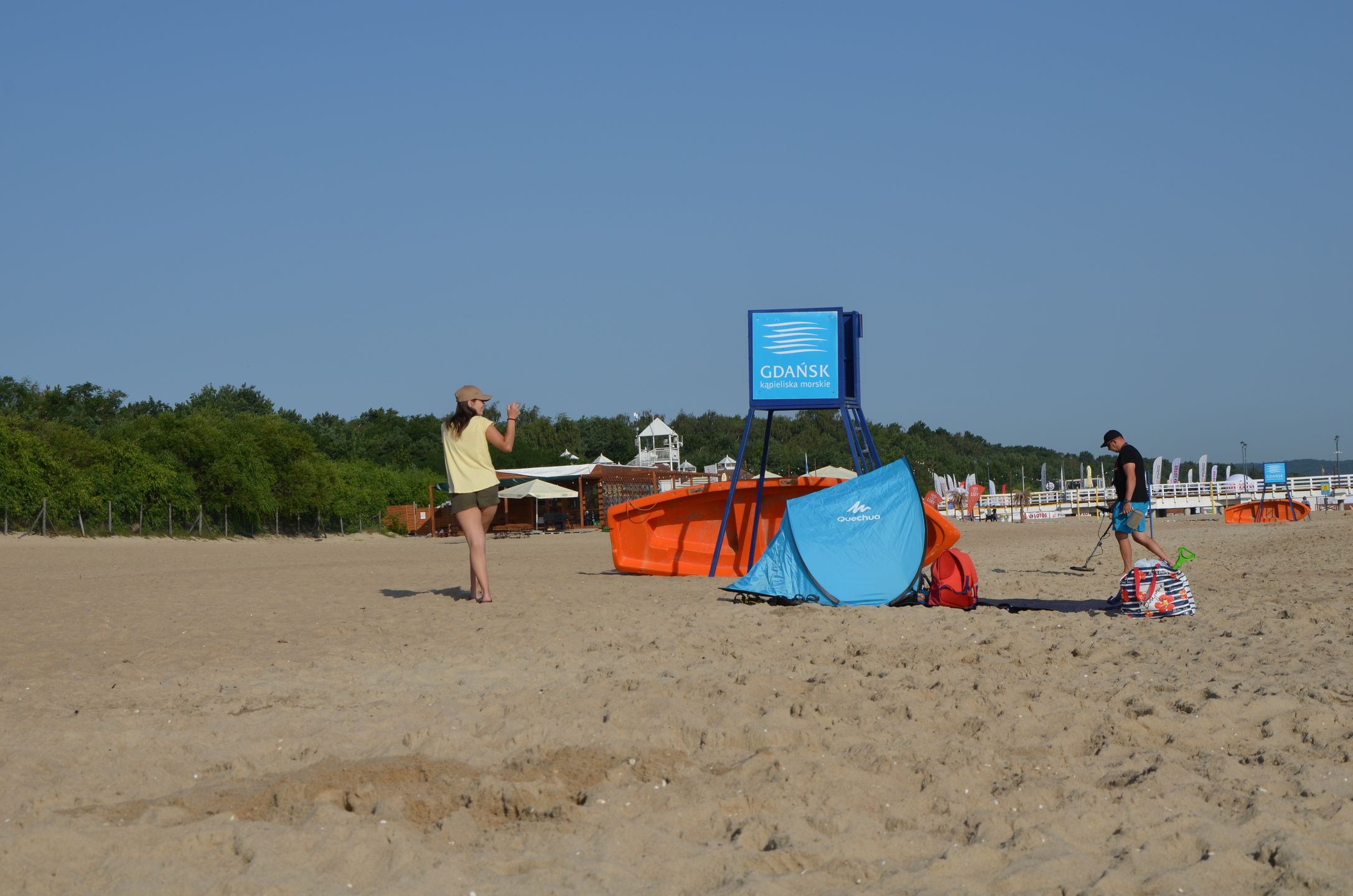 Ok. 8 rano turyści zaczynają schodzić się na plażę