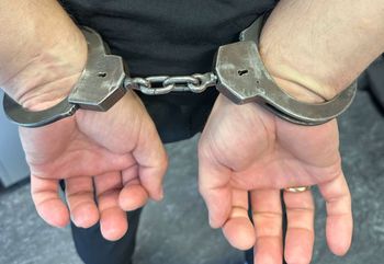 Wąchock: 22-latek namalował symbol anarchii i kwiat na murze