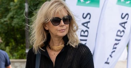 "Slip dress" to hit na jesień. Dojrzałe panie noszą na okrągło