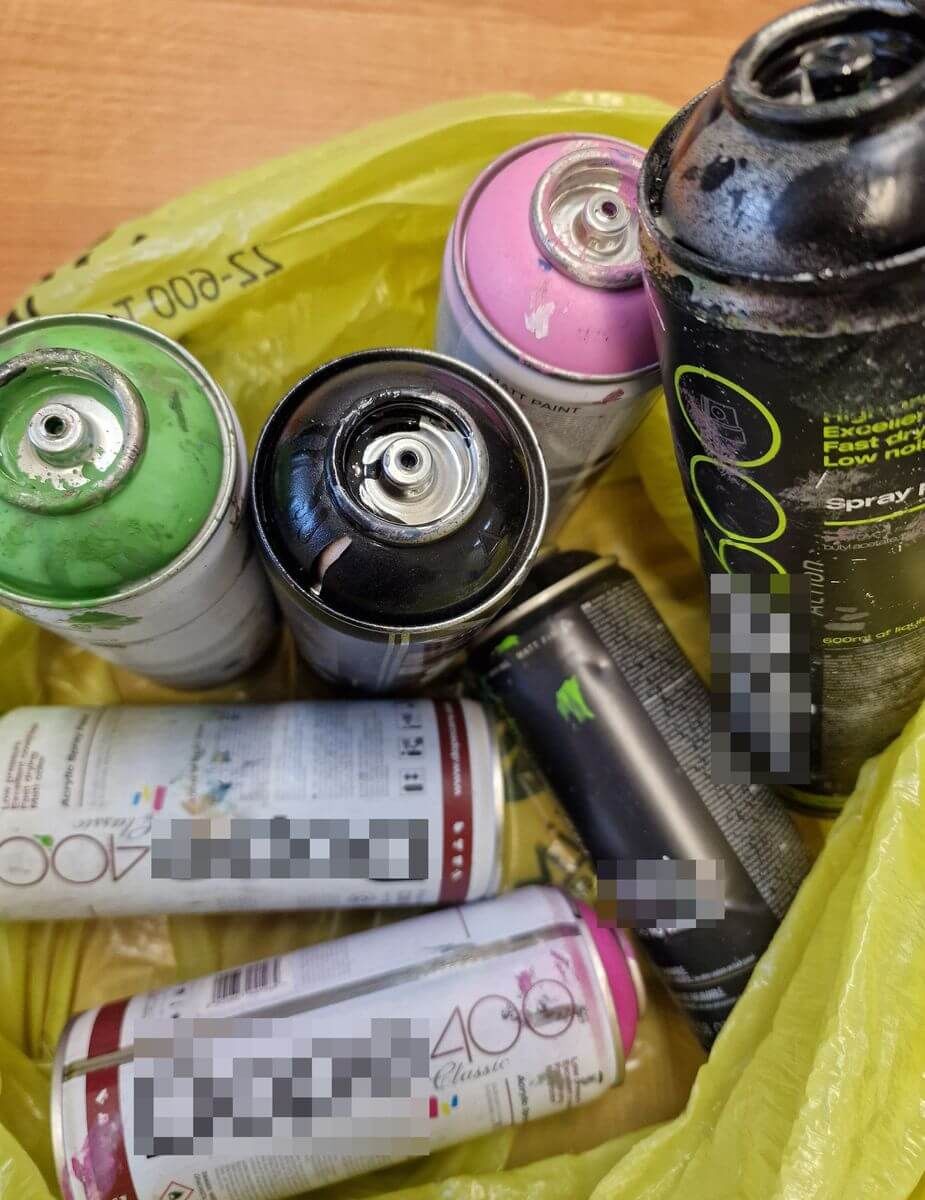 Policja zabezpieczyła puszki z farbami, jako dowód rzeczowy