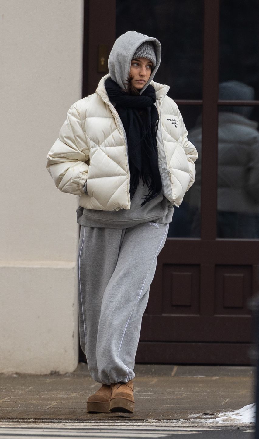 Odziana w dres Julia Wieniawa snuje się po mieście