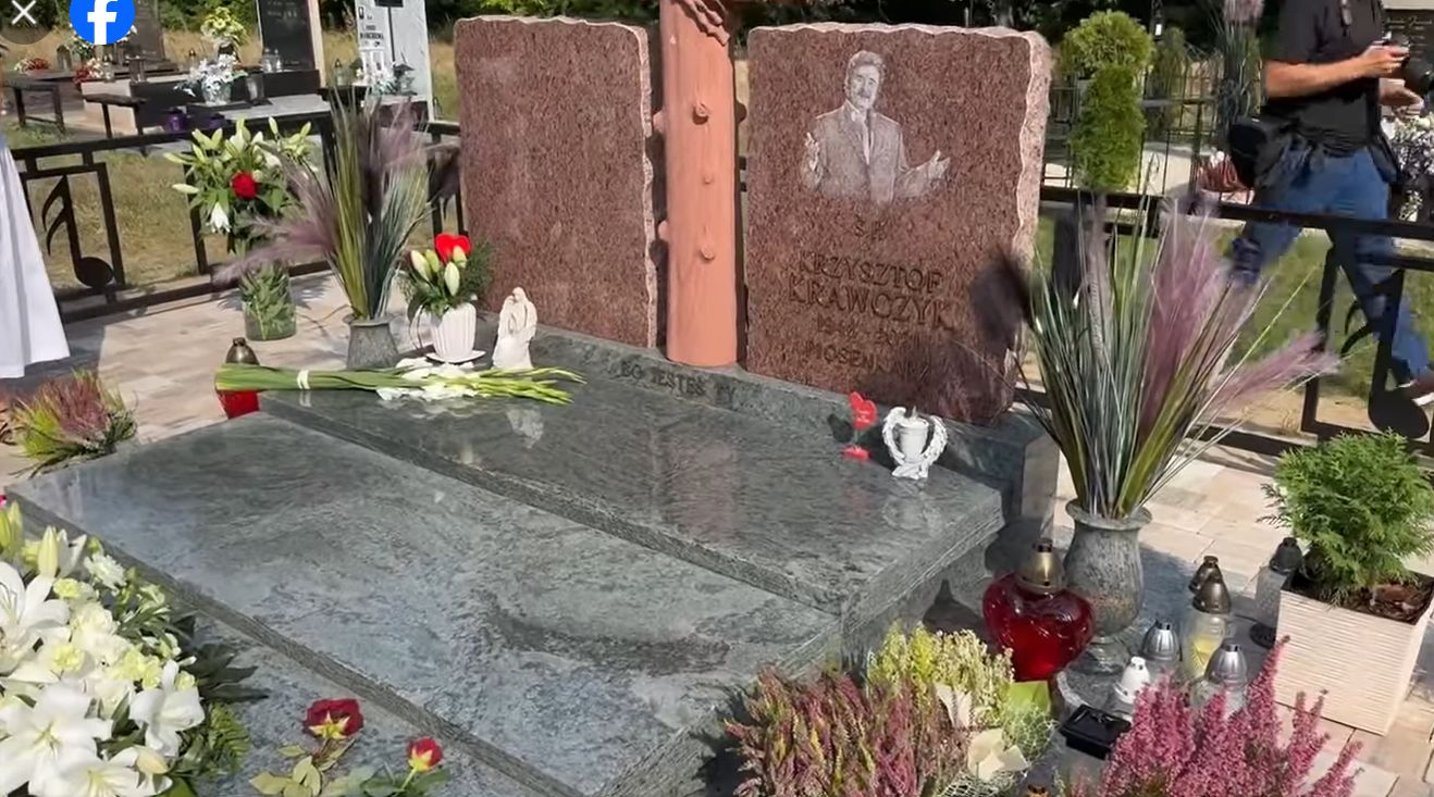Ewa Krawczyk nad grobem męża.