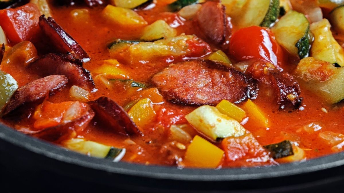 Leczo gotujące się w garnku