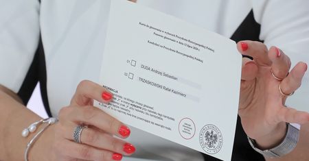 Wybory 2020. W Miłkach pod Giżyckiem kobieta podarła kartę do głosowania