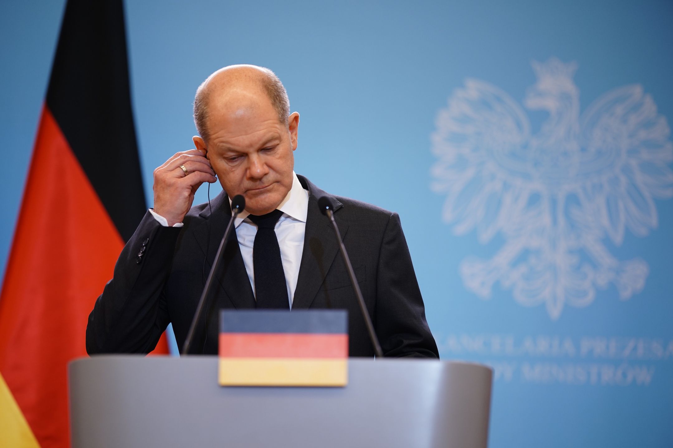 German Chancellor Olaf Scholz travels to Polandepa09639249 German Chancellor Olaf Scholz during a joint press conference with Polish Prime Minister Mateusz Morawiecki (not in the picture) in Warsaw, Poland, 12 December 2021. On his second trip, after taking office on 08 December 2021 and and in first place visiting France and the EU in Brussels, German Chancellor Olaf Scholz travels to Poland.  EPA/CLEMENS BILAN Dostawca: PAP/EPA.CLEMENS BILAN