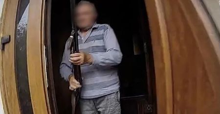 Zwabił policjantów i czekał z bronią. Niebezpieczne sceny w Ukrainie