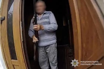 Zwabił policjantów i czekał z bronią. Niebezpieczne sceny w Ukrainie