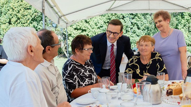  Premier Mateusz Morawiecki podczas uroczystości podpisania rozporządzenia  ws. 14 emerytury 