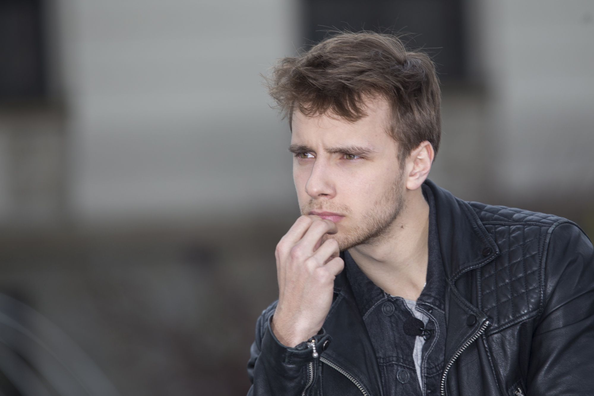 Maciej Musiał eksponuje muskulaturę, pozując na tle ferrari
