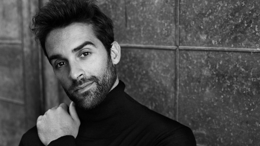 Klasyczny sweter z golfem doda każdemu mężczyźnie eleganckiej nonszlancji