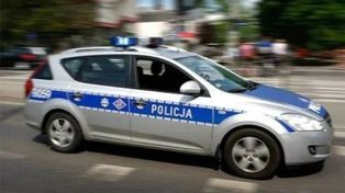 Zdarzenie drogowe na DK 74 na wysokości miejscowości Helenów w gminie Bełchatów. Fiat uderzył w tył ciężarówki. Dwie osoby w szpitalu