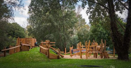 Warszawa. Nowy plac zabaw w Dolince Służewskiej gotowy. Skłócił dorosłych, pogodzi dzieci